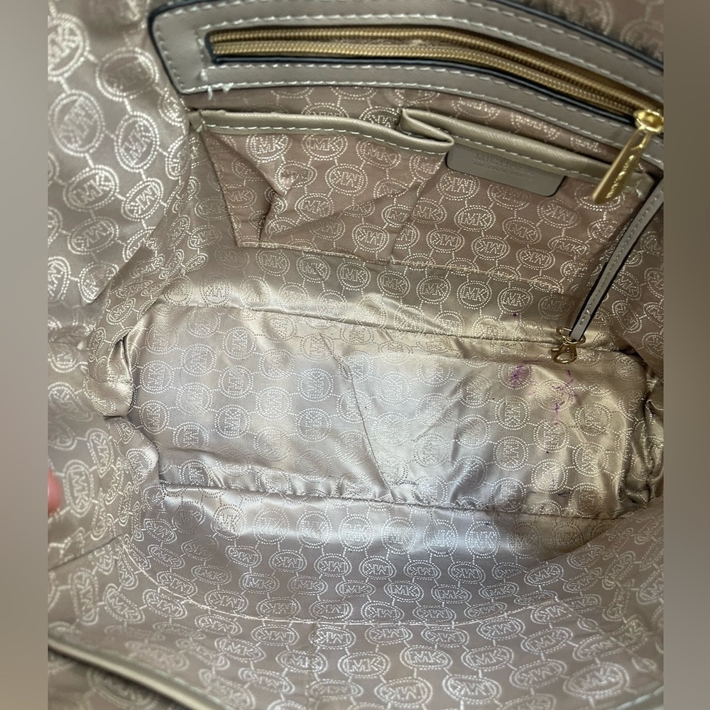 Michal Kors Leather Bag - Picture 8 of 13